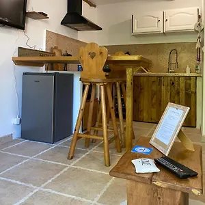 https://la-fontaine-de-vaucluse.fr-provencehotel.com
